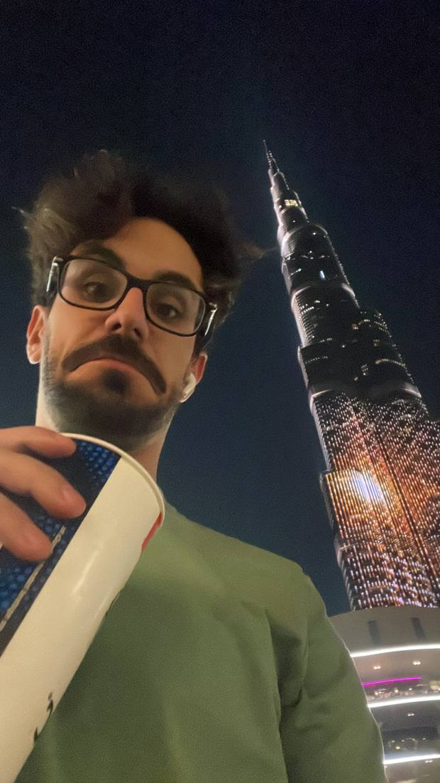 Edoardo di sera a Dubai, davanti al Burj Khalifa illuminato