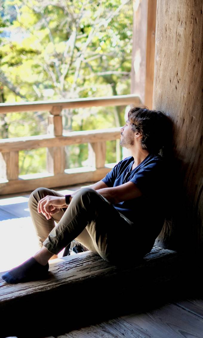 Edoardo in viaggio in Giappone, davanti all'ingresso di un giardino